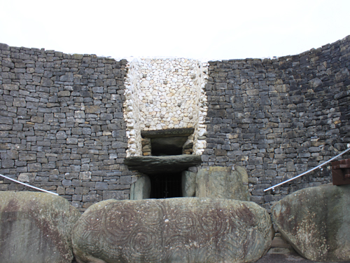 newgrange tomb entrance